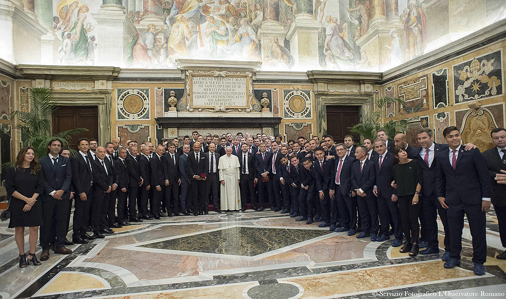 Отборите на Рома и Сан Лоренцо позират за снимка с Папа Фрасиск преди благотворителния мач в помощ на пострадалите от земетресението в Аматриче, Италия