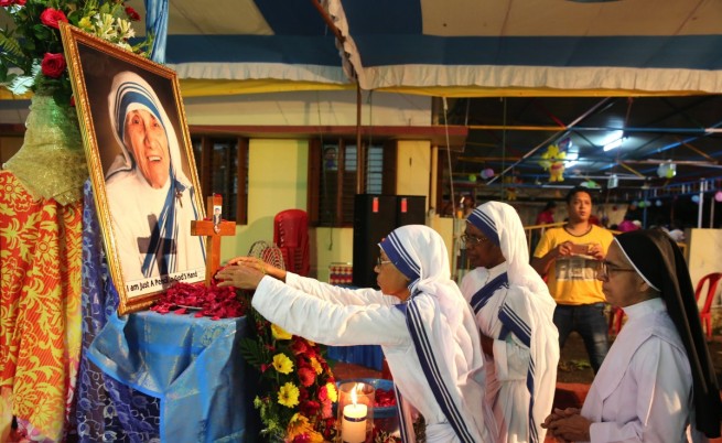 Майка Тереза - провъзгласена за светица