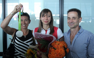 У дома посрещнаха Мирела Демирева с боб и баница