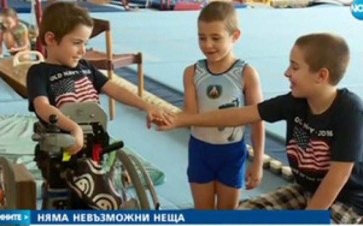 Шампион по дух: Момченце с мускулна атрофия спечели състезание по гимнастика
