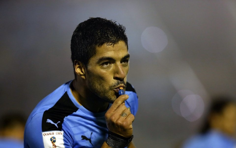 Какво целуна Суарес при последния си гол за Уругвай?