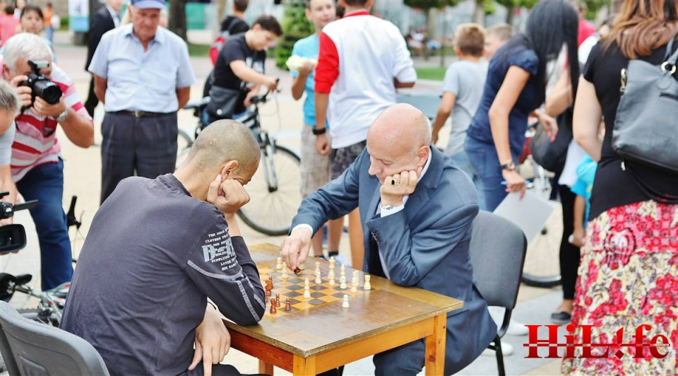 Кметът на Хасково игра шах с инвалиди1