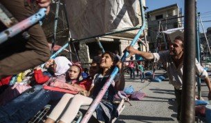 Мъж рискува живота си, за да зарадва децата в Алепо