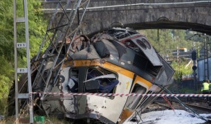 Влак дерайлира в Испания, поне четирима загинаха