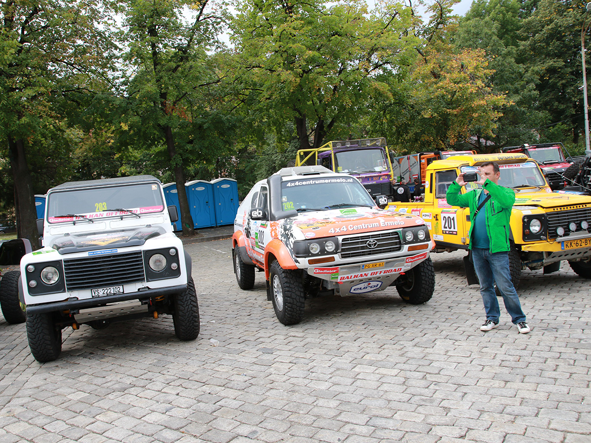 Днес, пред храм-паметника „Александър Невски“ стартира международният оф-роуд маратон Balkan Offroad Rallye 2016 и дебютното издание на макадамовото рали за исторически автомобили Balkan Classic Rallye. Стартовият списък наброява общо 135 състезателни машини. Точно 120 возила ще стартират в Balkan Offroad Rallye 2016, а 15 са регистрираните исторически рали-автомобили в Balkan Classic Rallye.
В крос-кънтри класа на оф-роуд маратона ще видим 38 мотоциклета (нов рекорд), 9 ATV-четириколки, 14 SSV-бъгита, 38 рали-рейд автомобили и 4 камиона, а 17 джипа ще се борят с тежките терени в екстремния клас.
Цели 11 са записаните родни машини, като сред тях ще имаме пилот с мотоциклет, с ATV, екипаж с SSV бъги и екстремен джип, както и цели 8 тандема с крос-кънтри автомобили.