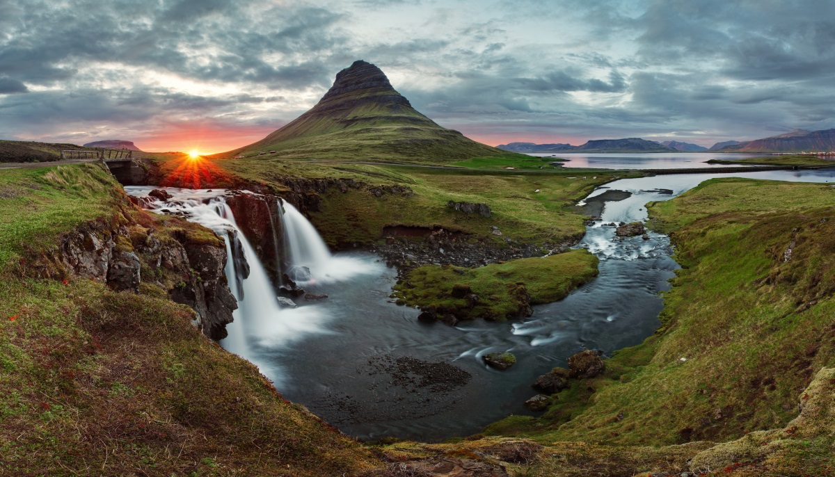 3. Исландия - вулканите, диви плажове, горещи извори и несравними пейзажи - всички тези неща правят хората на Исландия някои от най-щастливите в света.
