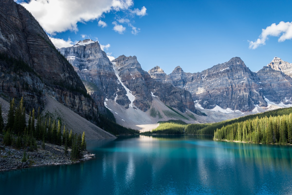 6. Канада - една от най-големите държави в света е истински рай за туристите. Гражданите пък могат да се гордеят с красиви национални паркове, величествени планини и широки отворени пространства. 