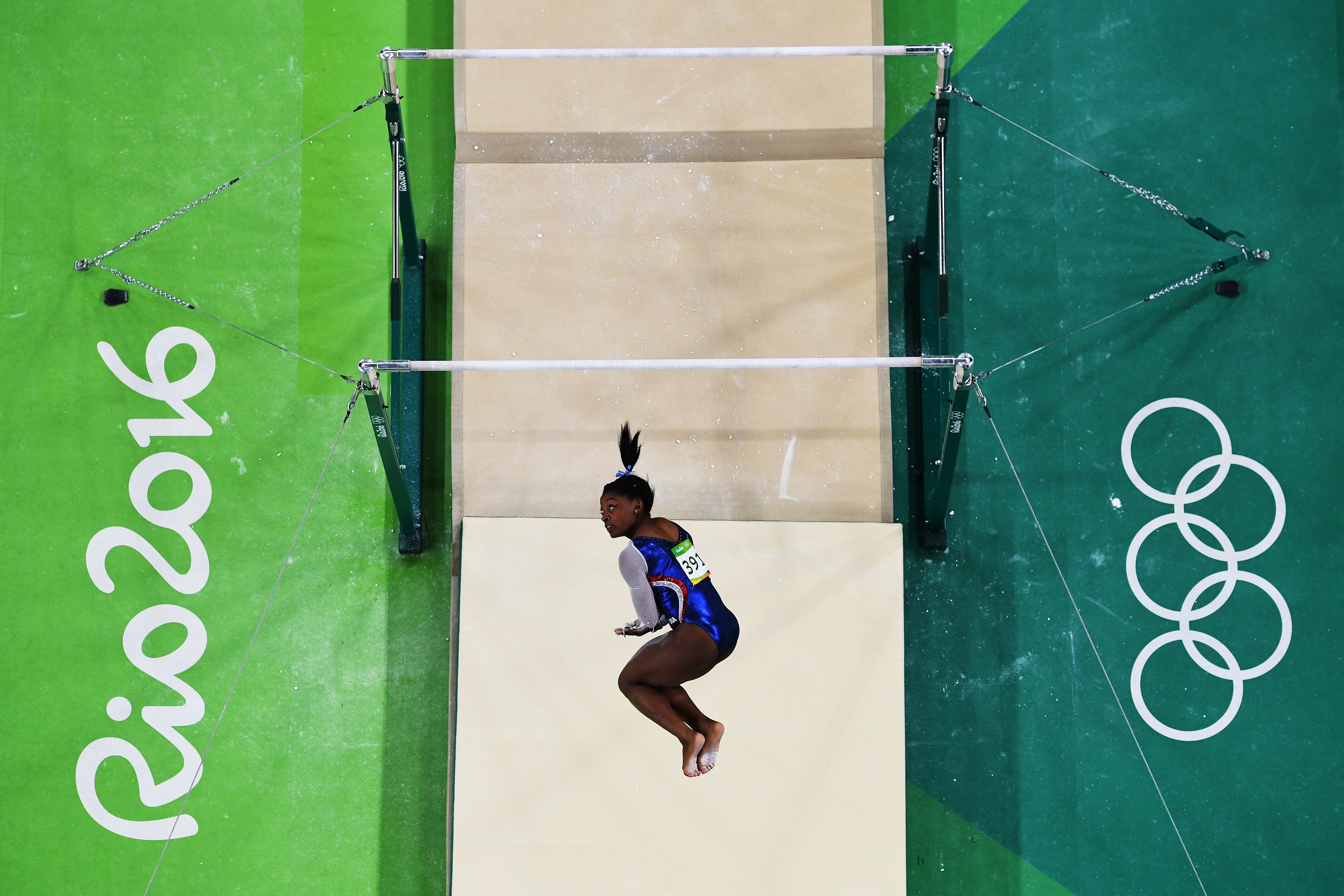 Състезателката по спортна гимнастика Симон Бейлс, за която хакери твърдят, че взема допинг, се представи отлично на Олимпийските игри в Рио, където завоюва четири златни медала. Тя носеше и флага на САЩ на церемонията по закриването на Игрите.