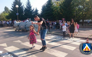 Трио от Левски зарадва ученици за първия учебен ден