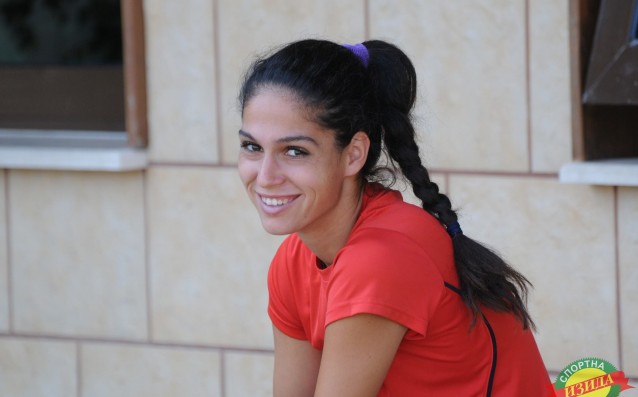 Изабелла Шиникова се класира за финала на двойки на турнира