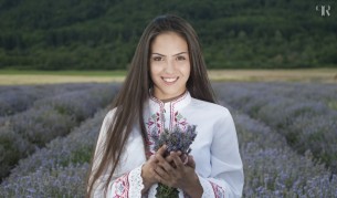 Красиви българки показват емблематични места