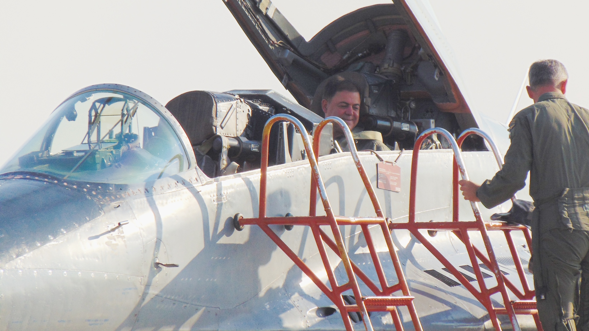 Министър Николай Ненчев летя на МиГ-29, пилотиран от подполковник Русев – последният полет от седмицата на съвместен Air Policing с американски военни пилоти. Съвместната мисия беше ползотворна, за да се уеднакви стила на работа. Министър Ненчев заяви, че небето на България отдавна не е било така строго охранявано, след заключителните полети по Air Policing в авиобаза Граф Игнатиево.  