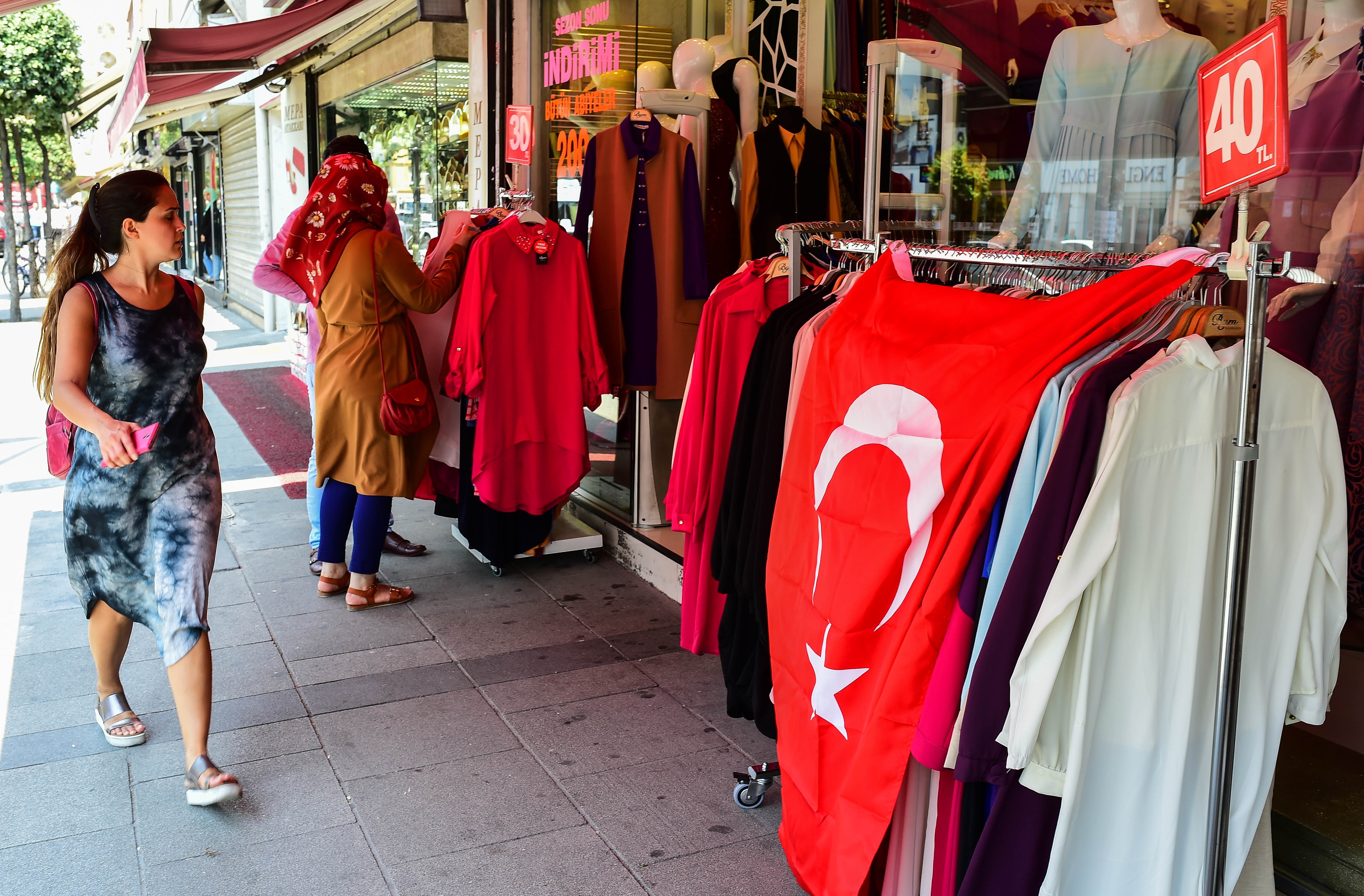 Турчин рита и удря жена в автобус в Истанбул, защото била по шорти. Той крещял “Тези, които носят шорти, трябва да умрат“. Жертвата му е медицинска сестра. Как обаче изглеждат жените в Истанбул - вижте