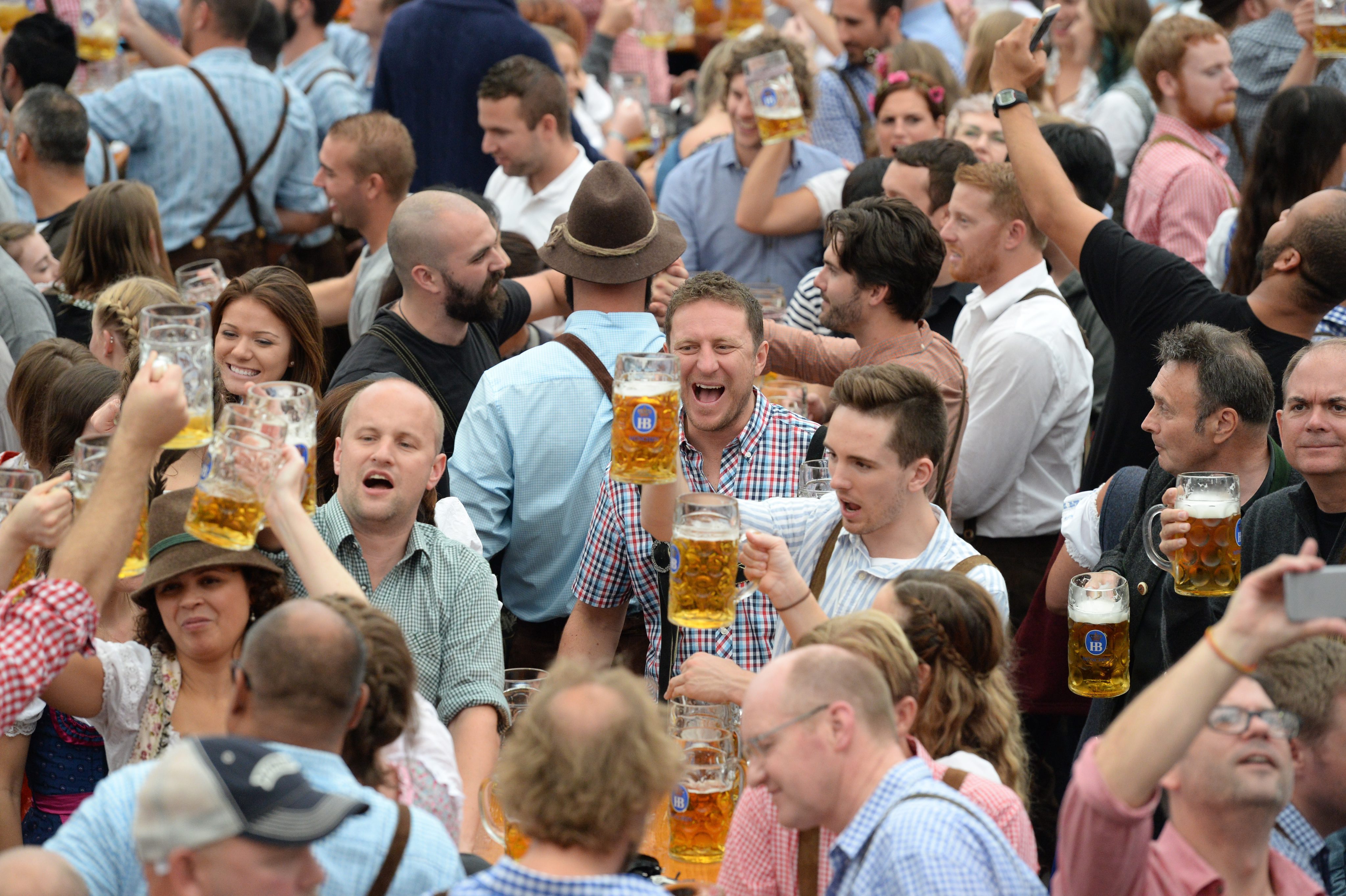 Традиционният празник на бирата в Мюнхен бе открит при строги мерки за сигурност.Главният град на германската провинция Бавария това лято пострада от два атентата, отговорност за които поеха джихадистите, и от нападение, извършено от психично неуравновесен човек.Кметът на Мюнхен Дитер Райтер даде старта на 183-ия бирфест като с два удара с чук изби чепа на първото буре. За пръв път ливадата - Терезиенвайзе – която посреща гостите, е заобиколена с ограда; достъпът на хора с големи раницие забранен, а на място постоянно са разположени 600 полицаи. Организаторите се опасяват от спад на посещаемостта заради тревоги, свързани с безопасността. През 2015 г. Октоберфест привлече 5,9 милиона посетители или с 400 000 по-малко отколкото през 2014, главно заради миграционната криза.