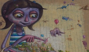 Група младежи изрисуваха огромен графит на училище