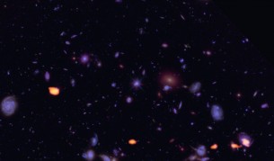 Група стари галактики (в оранжево), всяка на поне 10 млрд. години