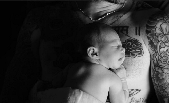 Вокалистът Адам Ливайн от групата Maroon 5 и дългогодишната му приятелка моделката Беати Принслу, станаха родители за първи път.<br />
Щастливата двойка посрещна своята  дъщеричка преди дни. Гордият баща побърза да се похвали и сподели снимка на бебето в своя "Инстаграм" профил.<br />
Черно-бялата снимка предизвика истинско умиление във феновете на Ливайн и събра на 1 мил. харесвания.