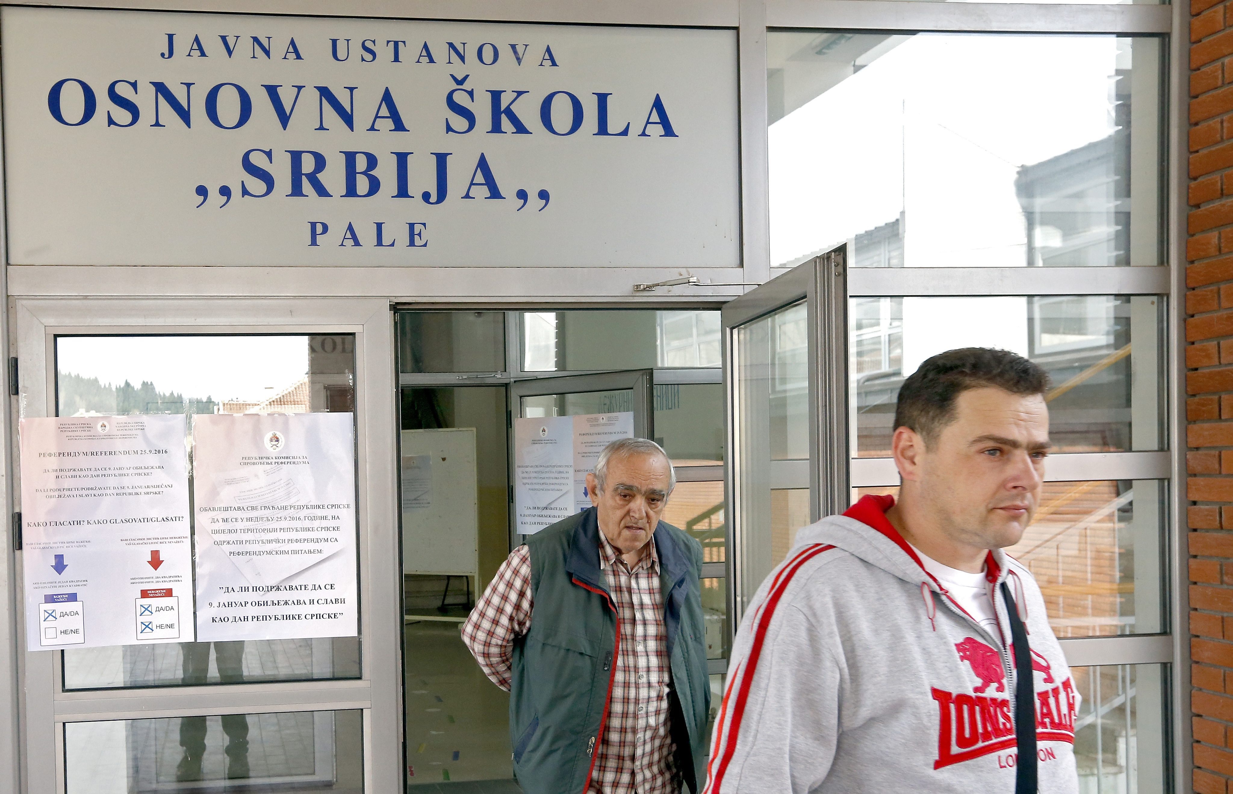 Босненската Република Сръбска предизвика държавните власти и Запада като гласува в неделя на референдум, забранен от Конституционния съд и порицан от Европейския съюз и САЩ. 99,8% от гласувалите са подкрепили запазването на Деня на Република Сръбска на 9 януари
