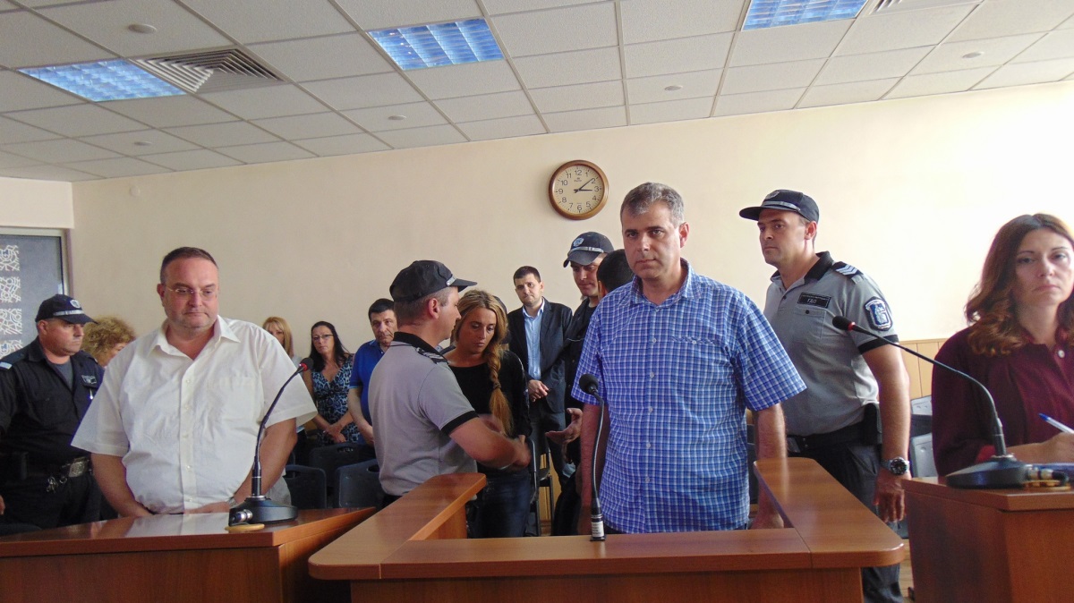 Обвиненият в корупция кмет на Перущица Ради Минчев беше освободен от поста си с решение на Окръжния съд в Пловдив. От прокуратурата съобщиха, че обвинението срещу Ради Минчев е за това, че през периода от април до юли 2016 г. е поискал от Павлин Статев 40 хил. лева, за да отстрани фирма, сключила договор с общината по проект: „Укрепване на свлачища, проявени на общински път Перущица-Граница, общ.(Перущица-Родопи)-Скобелево-Чурен".