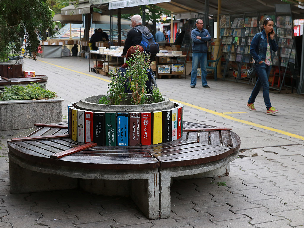 Художници доброволци изрисуваха пейките на площад "Славейков" в София