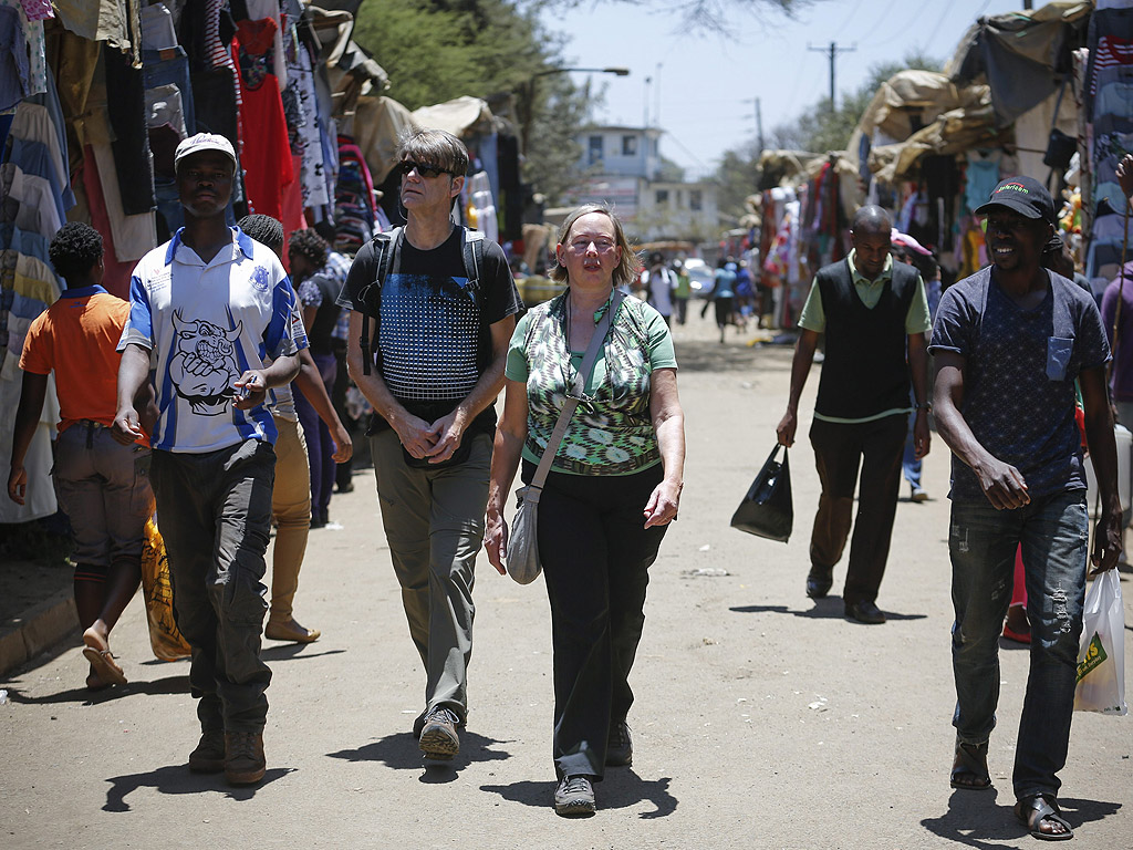 За 25 щатски долара (или 2500 кенийски шилинга) на човек, туристите се отправят от местните туристически компании в посока на един от най-големите и най-опасни квартали в Африка - гетото Кибера в Найроби.