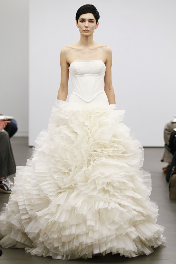 Новата колекция сватбени рокли за 2013 г. на Вера Уанг е посветена на нежността, белият цвят и приказните дантели