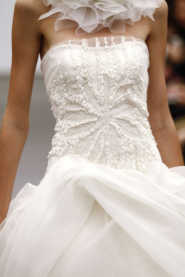 Новата колекция сватбени рокли за 2013 г. на Вера Уанг е посветена на нежността, белият цвят и приказните дантели