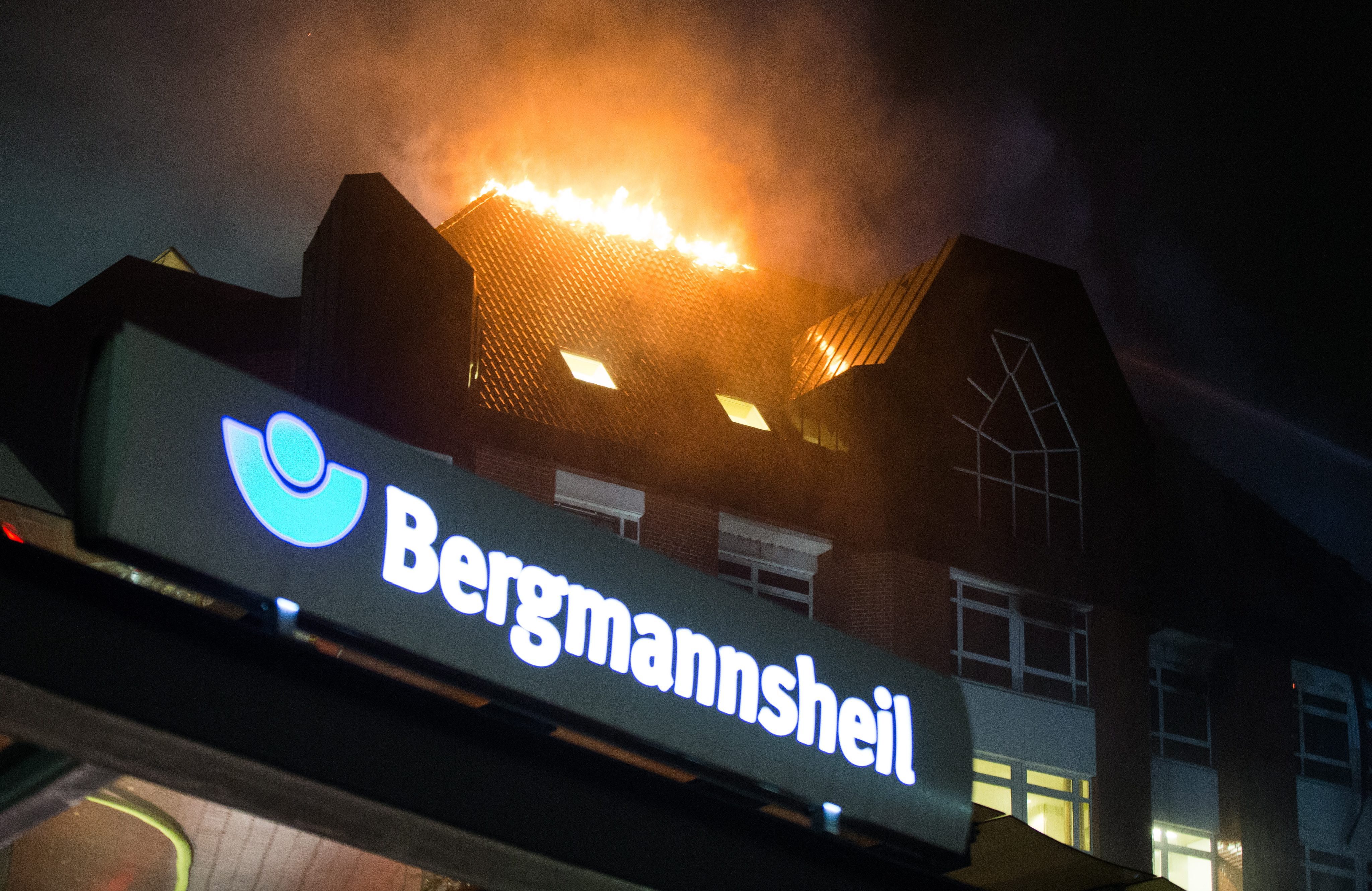 Силен пожар стана през нощта в университетската клиника на германския град Бохум (провинция Северен Рейн-Вестфалия). До момента е известно за двама загинали, най-малко 15 души пострадаха