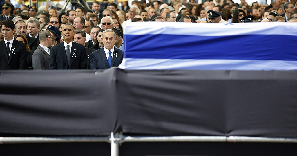 Освен палестинския държавен глава, на погребението на Перес пристигна и американският президент Барак Обама, френският му колега Франсоа Оланд, британският принц Чарлс, Бил Клинтън, както и редица други световни лидери. Церемонията вече започна под засилена охрана.