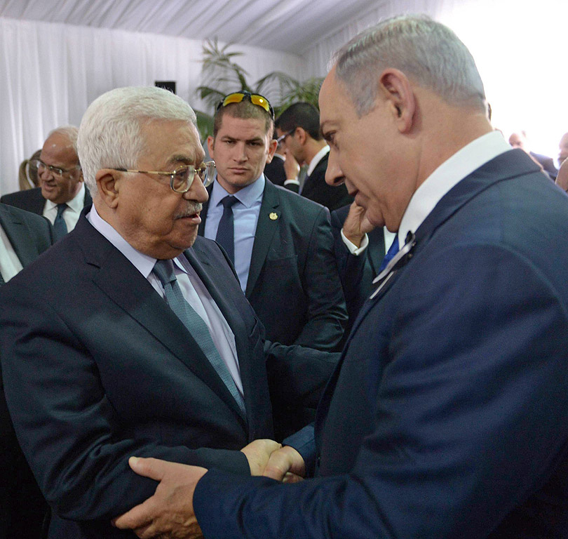 Премиерът на Израел Бенямин Нетаняху и палестинският му колега Махмуд Абас стиснаха ръце преди началото на погребението на бившия израелски държавен глава Шимон Перес в Йерусалим. „Радвам се да ви видя. Дълго време не сме се виждали“, каза на лош английски Абас. Кадри от ръкостискането между двамата бяха публикувани от говорителя на Нетаняху. В четвъртък Абас потвърди присъствието си на церемонията, на която беше поканен от израелския министър-председател. Предишният път, в който двамата лидери стиснаха ръце, беше за първи път от пет години по време на срещата им в рамките на Конференцията на ООН за климата в Париж през ноември 2015 г.