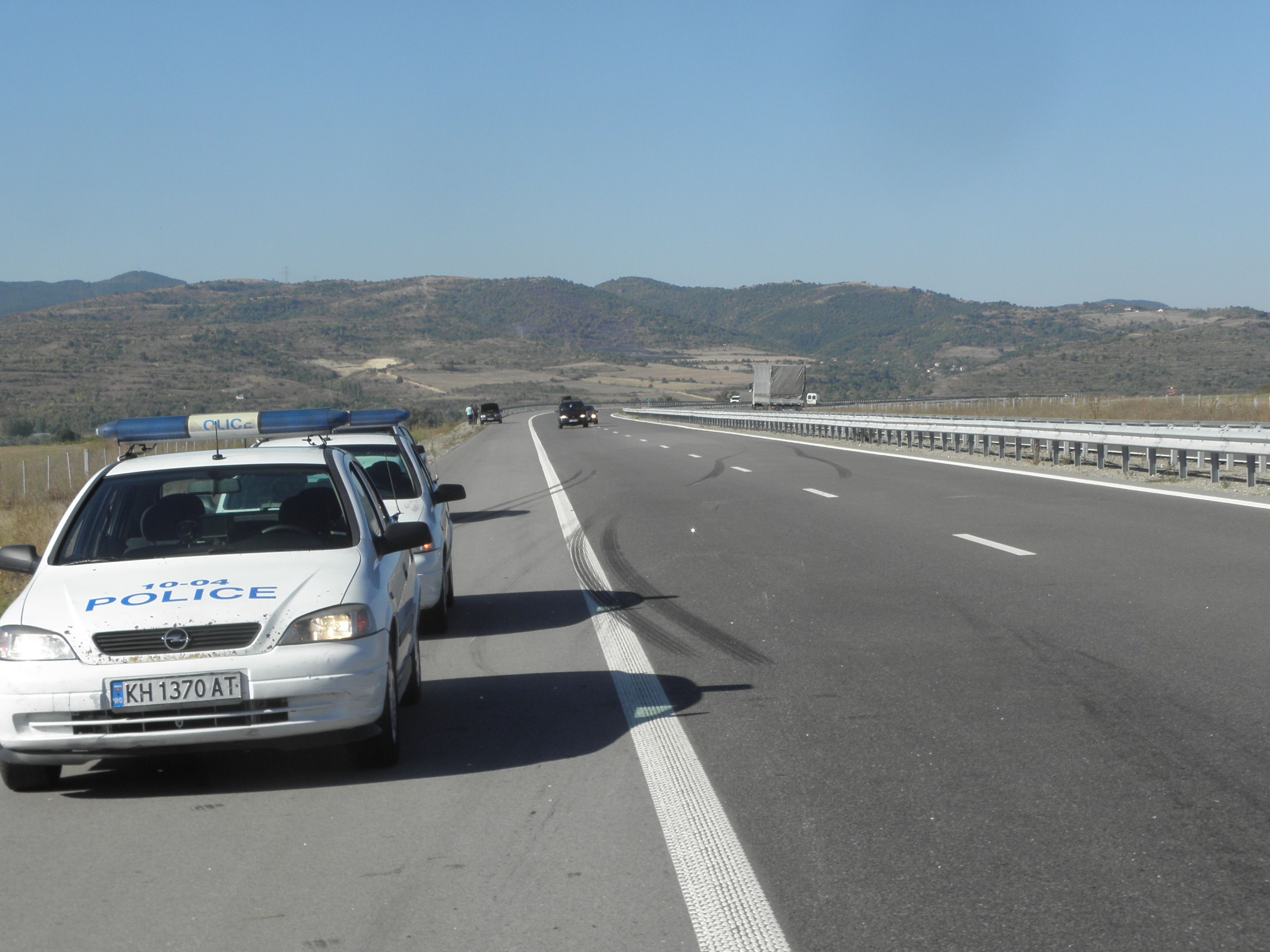 Лек автомобил с плевенска регистрация катастрофира на автомагистрала "Струма". При катастрофата има петима пострадали.