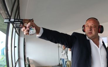 СНИМКИ: Кралев показа точен мерник на държавното по стрелба