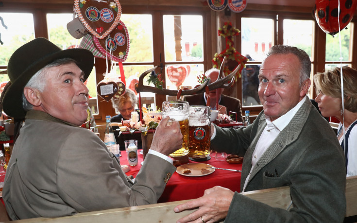СНИМКИ: Баварски усмивки и много бира - Байерн на Октоберфест