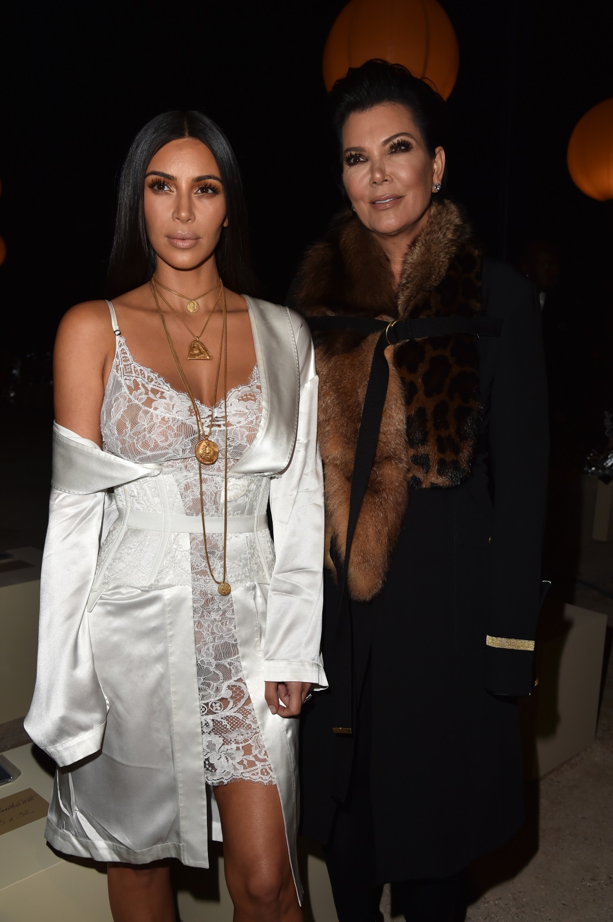 Ким Кардашиян е във френската столица за Седмицата на модата заедно с майка си Крис Дженър и сестрите си Кортни Кардашиян и Кендъл Дженър