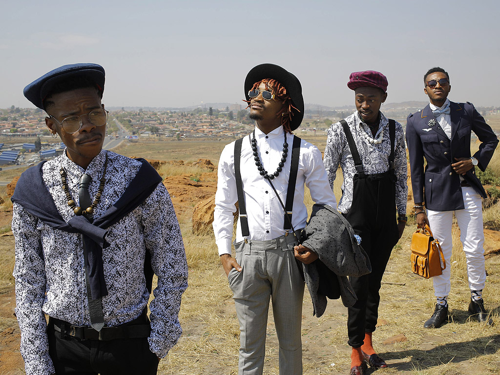 Модна тенденция на четирима млади дизайнери от комбиниране на дрехи, закупени от магазините втора употреба и по-евтините магазини за дрехи в моловете в Совето, Южна Африка, се опитва да вдъхновява другите да бъдат облечени елегантно по всяко време.