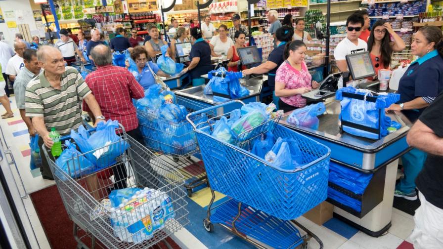 Американци се запасяват със стоки от първа необходимост в очакване на урагана Матю