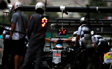 Механиците на Макларън носят екипи със сензори