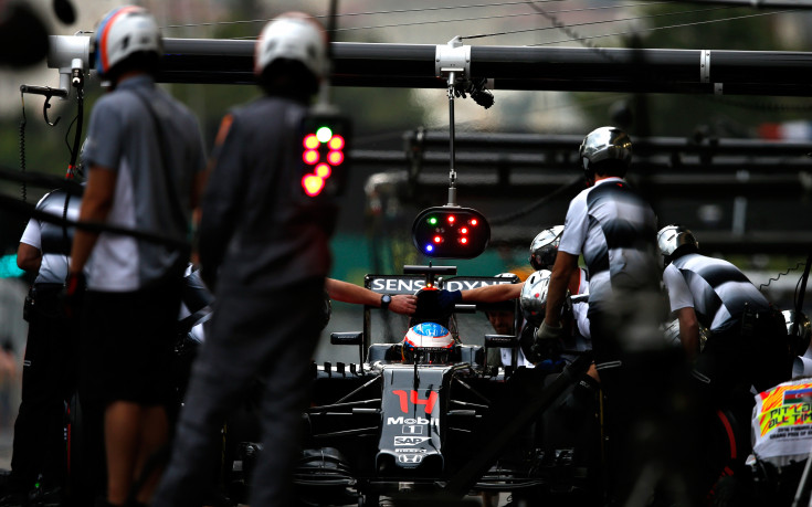 Механиците на Макларън носят екипи със сензори