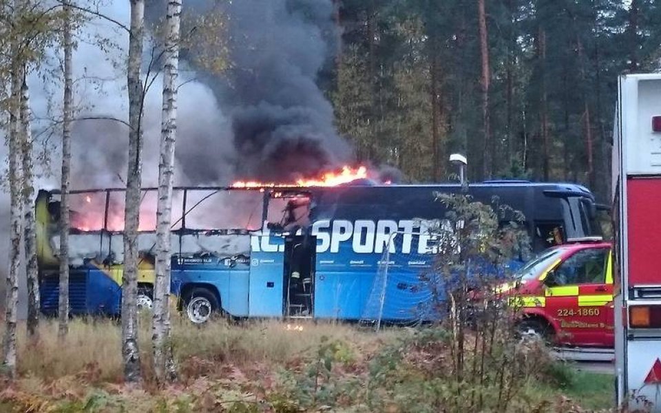 Автобусът на шведите лумна в пламъци
