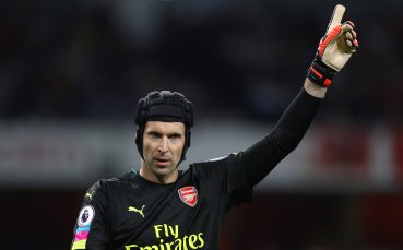 Чех пуска модна линия от шапки, имитиращи каската му