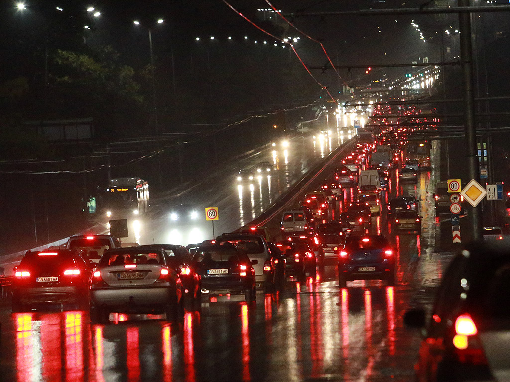 Трафика по Цариградско шосе и кръстовището при румънското посолство в понеделник вечер