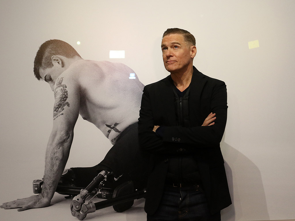 Брайън Адамс откри лично фотоизложбата си Wounded/Exposed в столичната галерия Vivacom Art Hall