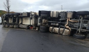 ТИР се обърна и разля машинно масло, задръсти "Тракия"