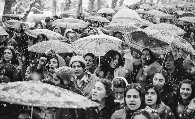 На 8 март 1979 г. жените излизат на протест, но от следващия ден до днес те са задължени да носят хиджаб.