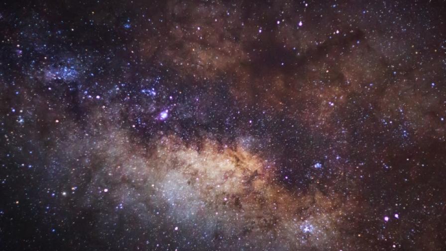 В облак от прах и изумителна форма: Роди се нова звезда (СНИМКИ)