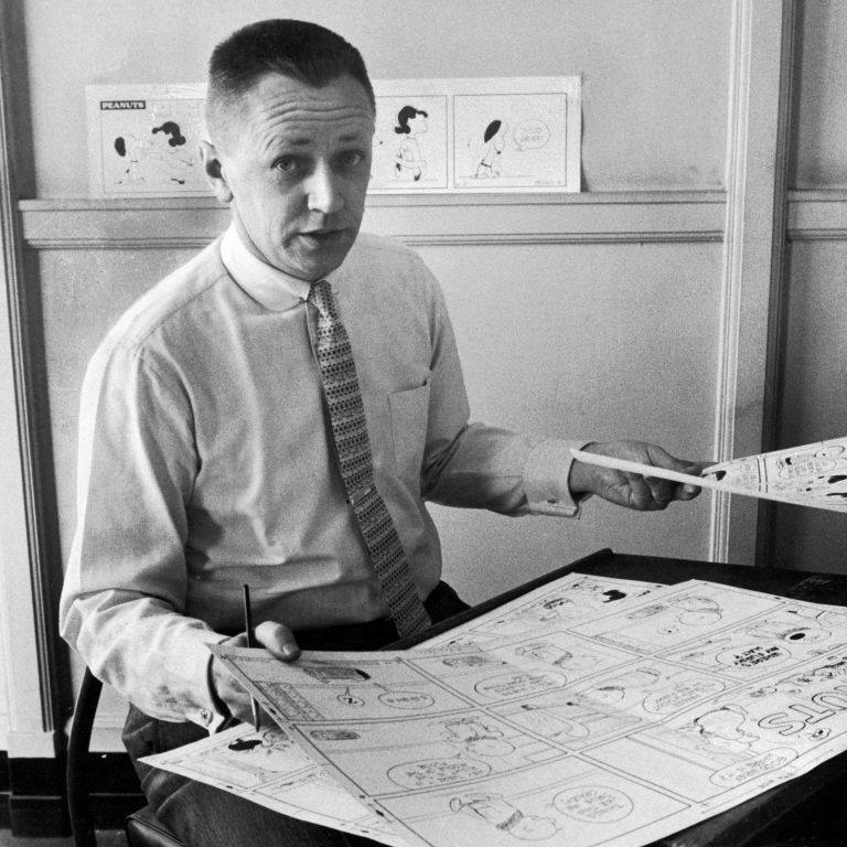 На далечното второ място в годишната класация на сп. "Форбс" е починалият през 2000 г. карикатурист и създател на култовата поредица "Фъстъчета" Чарлз Шулц със "спечелени" 48 милиона долара за отчетения от изданието период. 