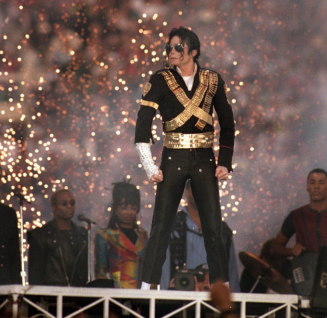 Кралят на попа Майкъл Джексън за четвърта поредна година е начело в класацията на сп. "Форбс" за най-печеливши покойни знаменитости. През изминалата година починалият през 2009 г. певец е "донесъл" на наследниците си внушителните 825 милиона долара. Голямата част от тази сума - 750 милиона долара, идва от продажбата на дела от 50 процента на Майкъл Джексън в една от най-крупните музикално-издателски компании в света "Сони/Ей Ти Ви". 