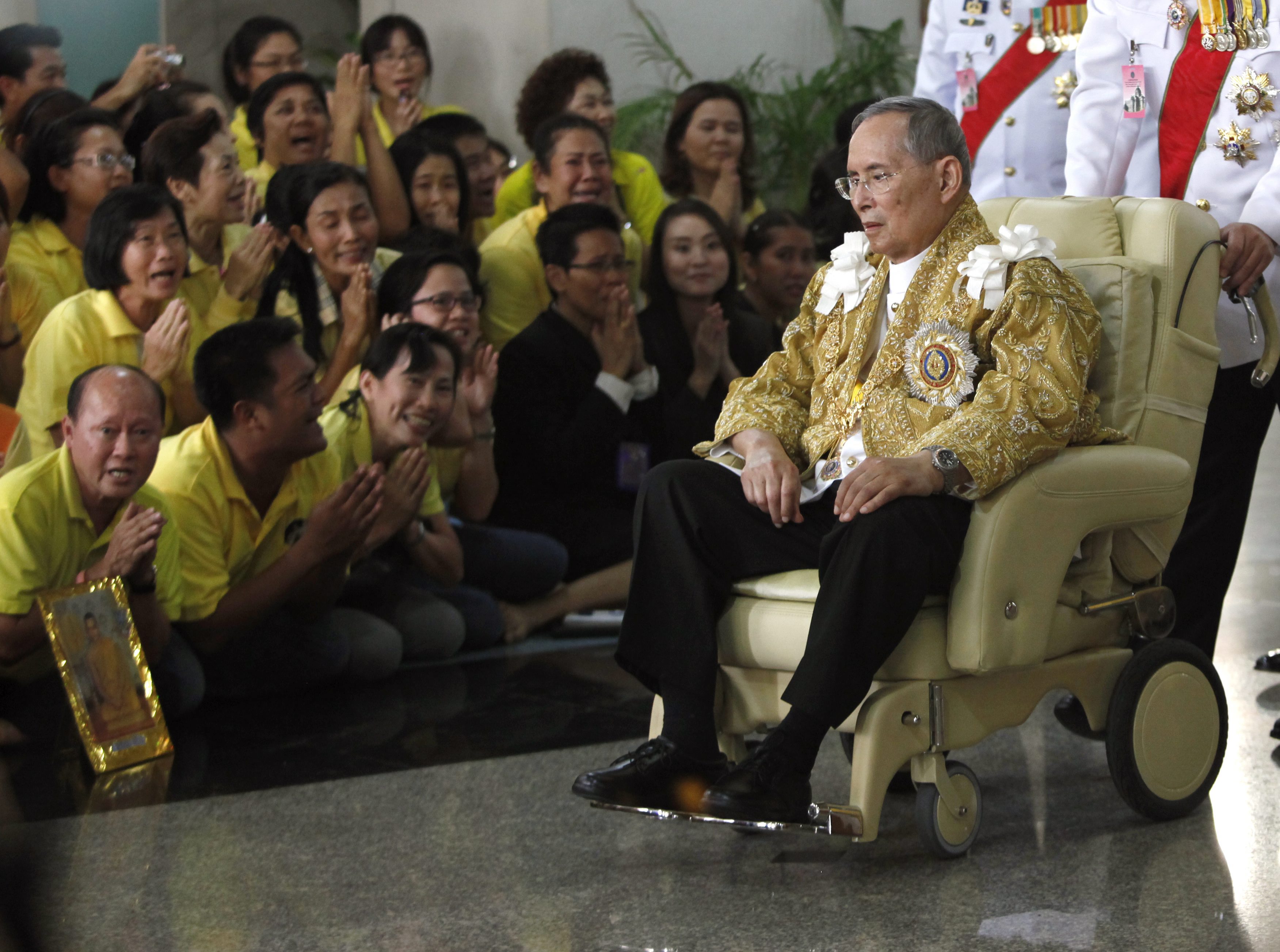Кралят на Тайланд Пхумипхон Адунядет почина след дълго боледуване, съобщиха от двореца. Той е най-дълго управлявалият и най-богатият монарх в света, стоял 70 години на трона със състояние от 32 млрд. долара.