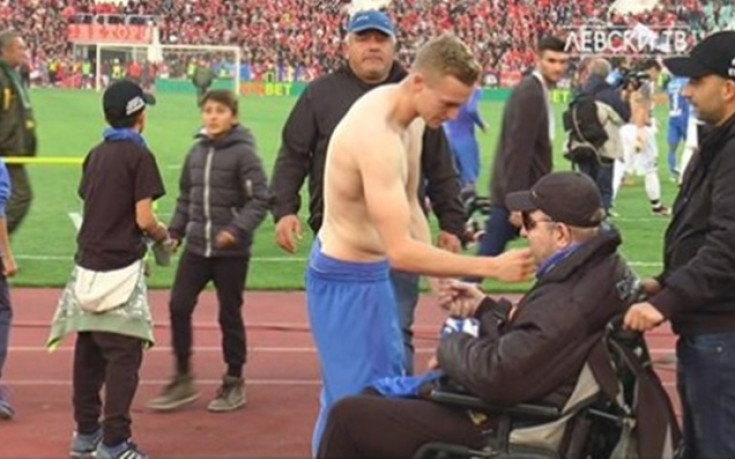 ВИДЕО: Прохазка с трогателен жест след дербито