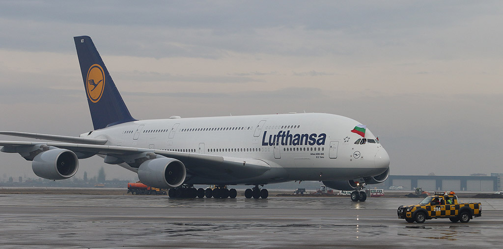 Най-големият пътнически самолет в света кацна в София